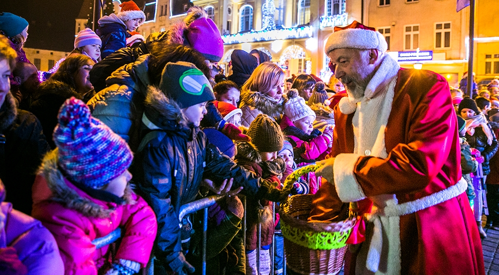 Święty Mikołaj na rynku w Wejherowie 