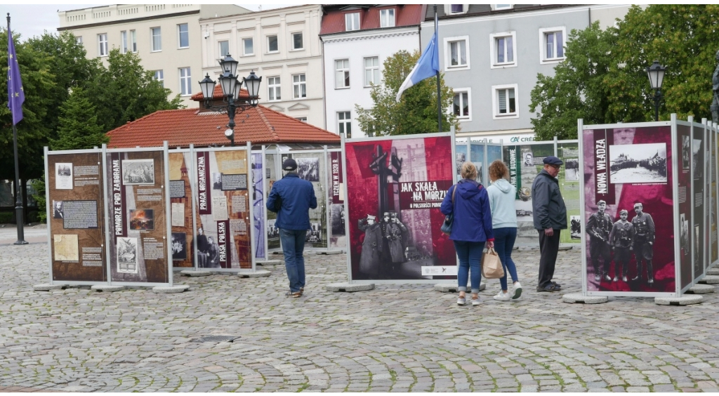 Wystawa na wejherowskim rynku pt. „Jak skała na morzu”