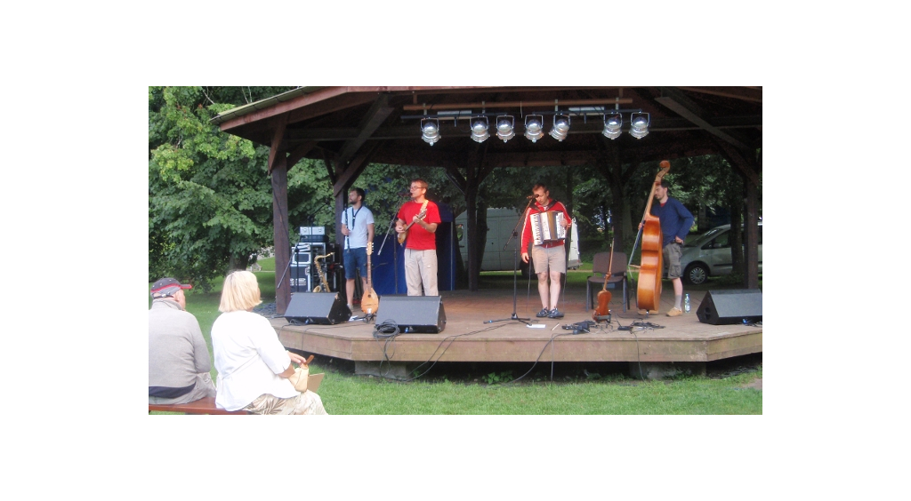 Bałkańska muzyka na małej scenie w wejherowskim parku