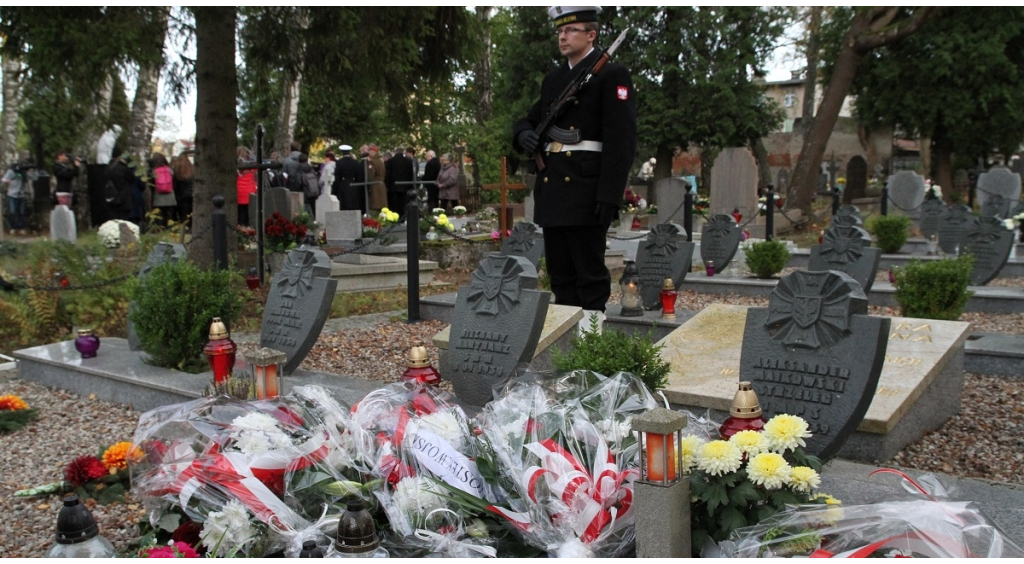 Kwiaty na grobach patriotów i żołnierzy