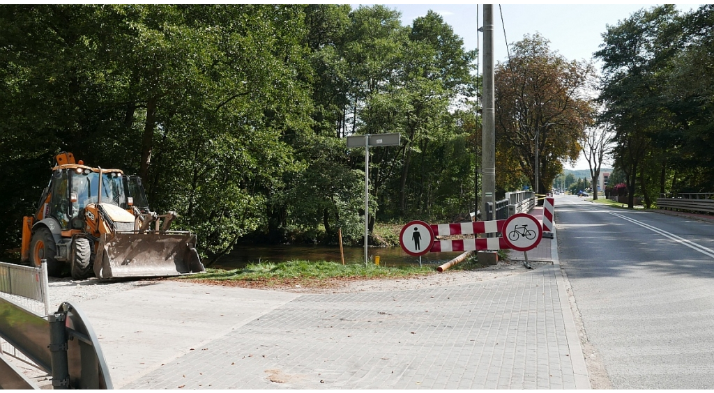Powstaje ścieżka rowerowa obok mostu na rzece Redzie