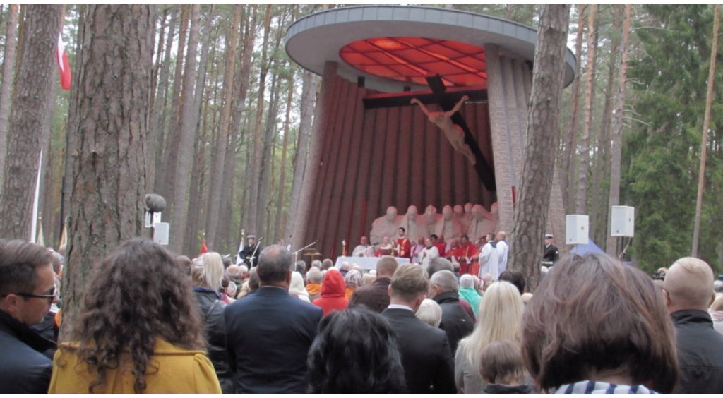 Dojazd na uroczystości w Lesie Piaśnickim