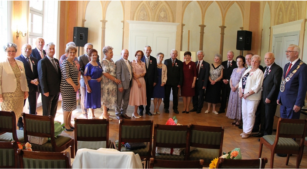 Małżonkowie jubilaci uhonorowani medalami w pałacu