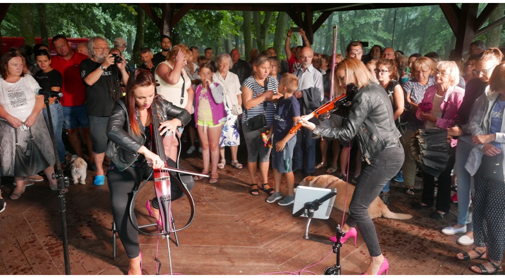 Pinky Loops na letniej scenie w wejherowskim parku 
