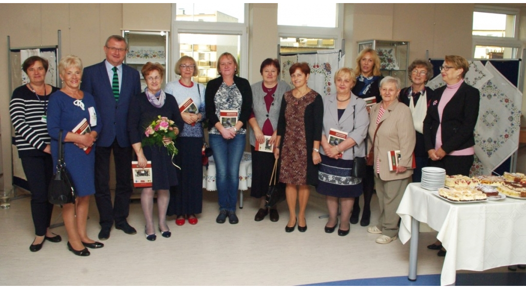 Wystawa haftu kaszubskiego w bibliotece