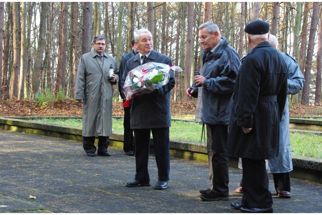 Kwiaty na grobach żołnierzy 1 MPS, ofiar Marszu Śmierci i żołnierzy radzieckich - 31.10.2013