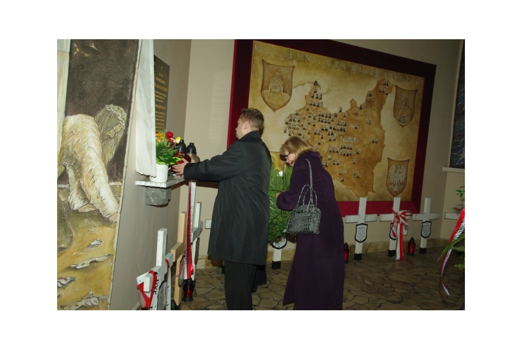 Hołd ofiarom katastrofy smoleńskiej - 10.04.2012
