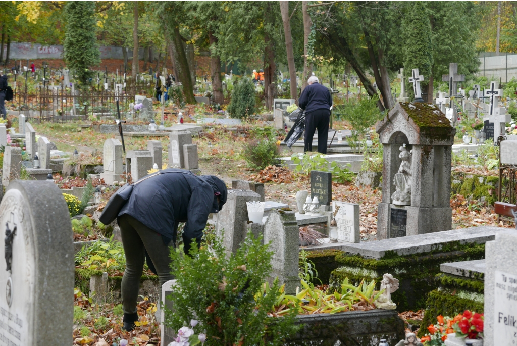 Akcja sprzątania cmentarzy