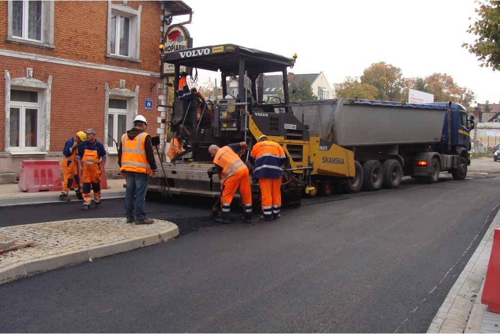 Trwa budowa ronda przy przejeździe na skrzyżowaniu ulic św. Jana, Sienkiewicza i 10 luetgo - 10.10.2013