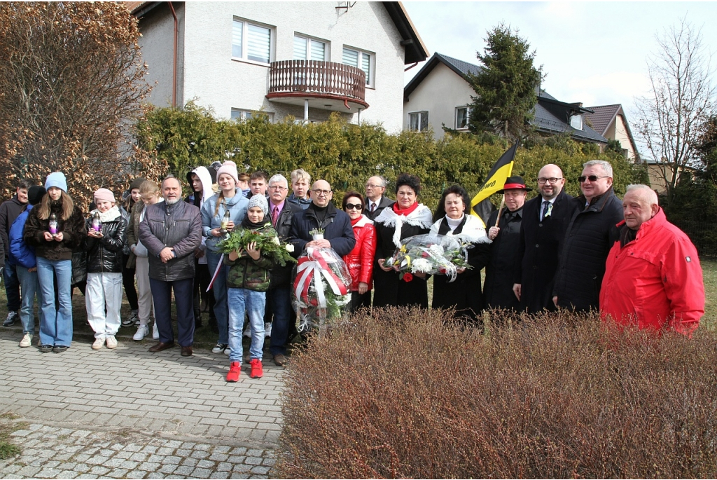 Kwiaty na rondzie im. ks. Hilarego Jastaka