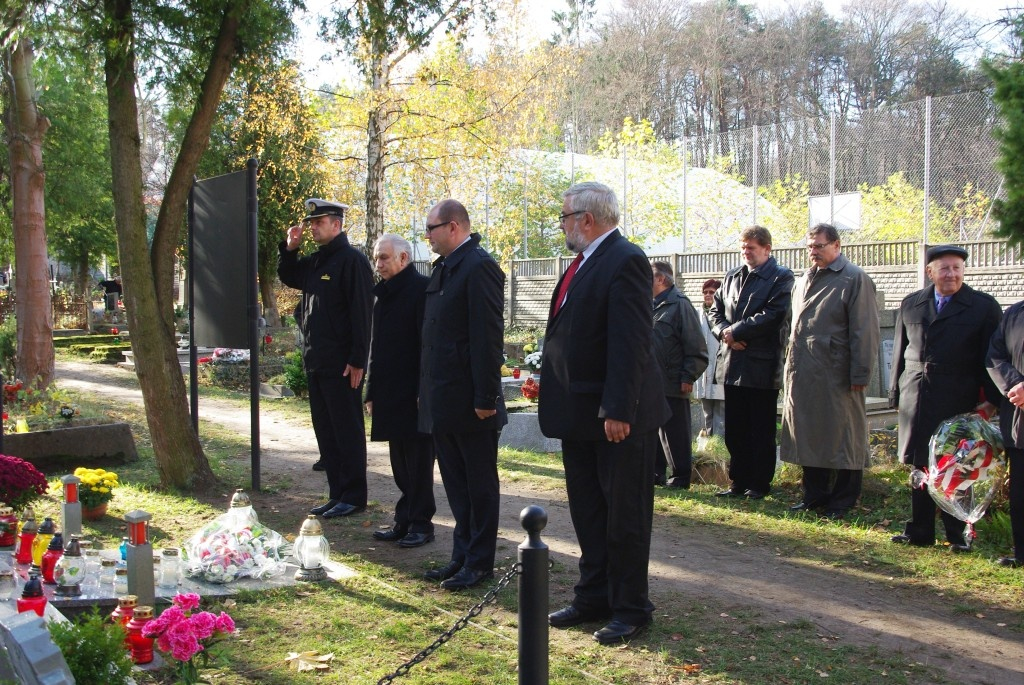 Kwiaty na grobach żołnierzy 1 MPS, ofiar Marszu Śmierci i żołnierzy radzieckich - 31.10.2013