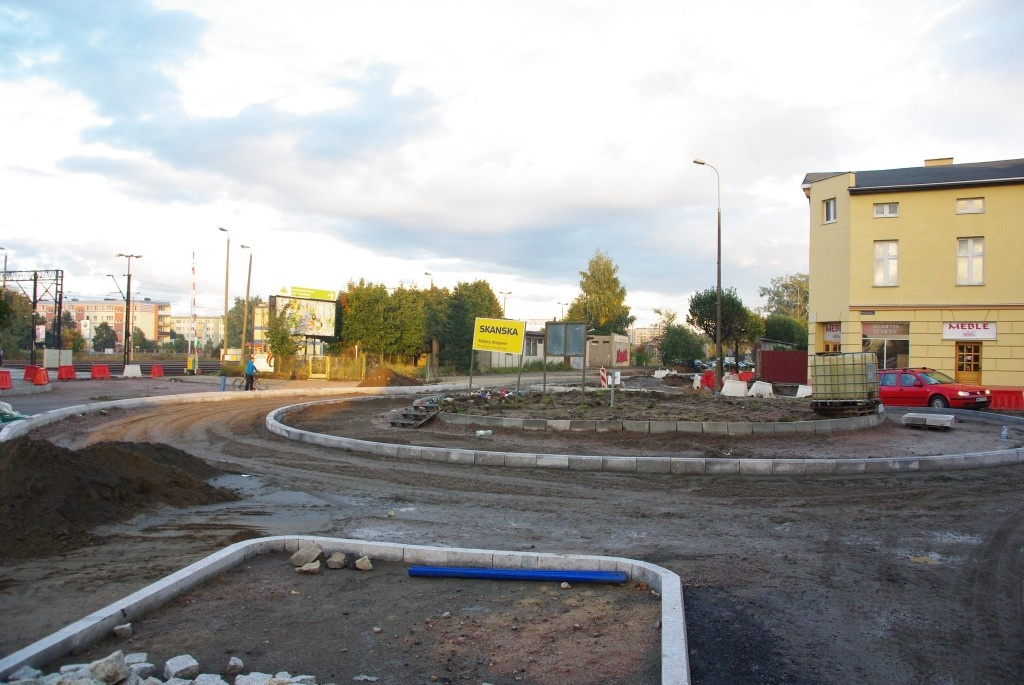 Trwa budowa ronda przy przejeździe na skrzyżowaniu ulic św. Jana, Sienkiewicza i 10 luetgo - 10.10.2013