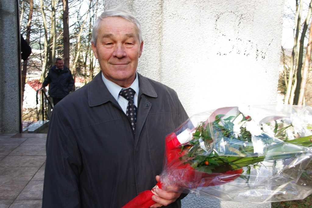 Kwiaty na grobach żołnierzy 1 MPS, ofiar Marszu Śmierci i żołnierzy radzieckich - 31.10.2013