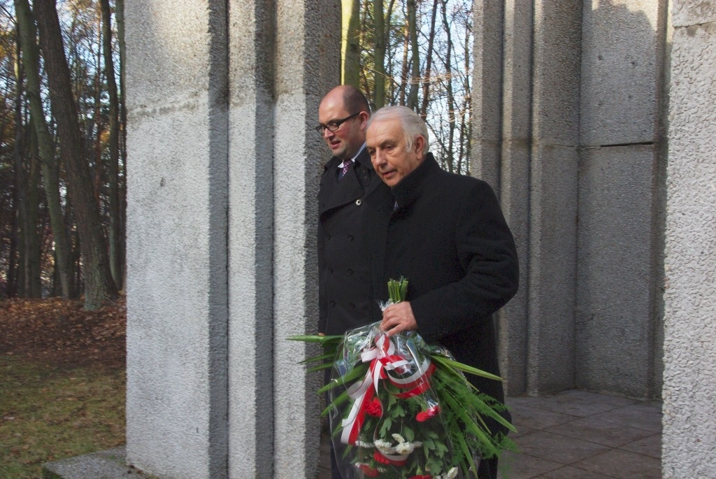 Kwiaty na grobach żołnierzy 1 MPS, ofiar Marszu Śmierci i żołnierzy radzieckich - 31.10.2013