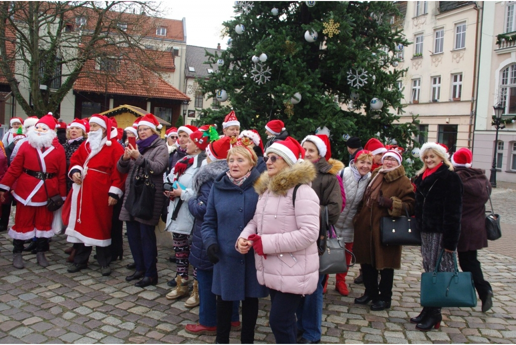 Parada Mikołajkowa turystów-seniorów SWUTW