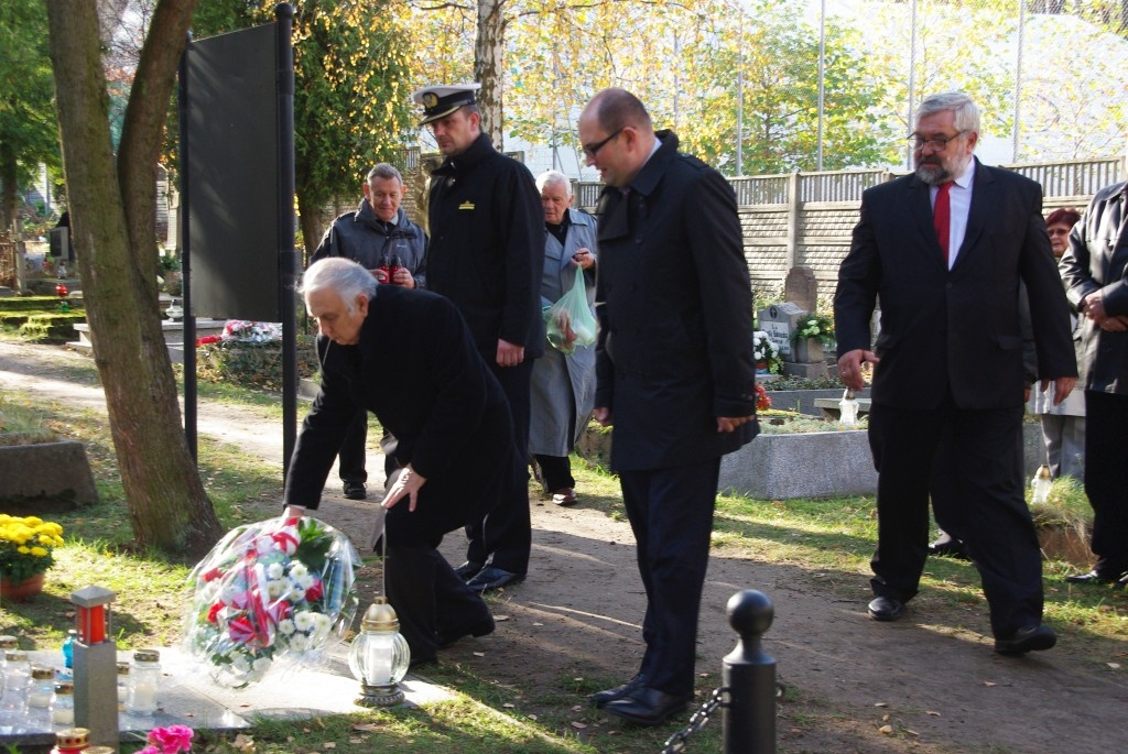 Kwiaty na grobach żołnierzy 1 MPS, ofiar Marszu Śmierci i żołnierzy radzieckich - 31.10.2013