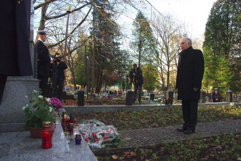 Kwiaty na grobach żołnierzy 1 MPS, ofiar Marszu Śmierci i żołnierzy radzieckich - 31.10.2013