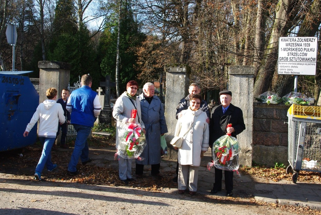 Kwiaty na grobach żołnierzy 1 MPS, ofiar Marszu Śmierci i żołnierzy radzieckich - 31.10.2013