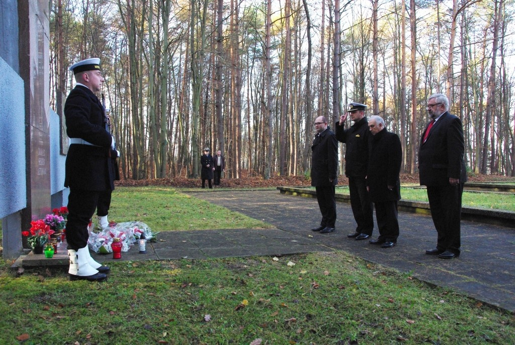 Kwiaty na grobach żołnierzy 1 MPS, ofiar Marszu Śmierci i żołnierzy radzieckich - 31.10.2013