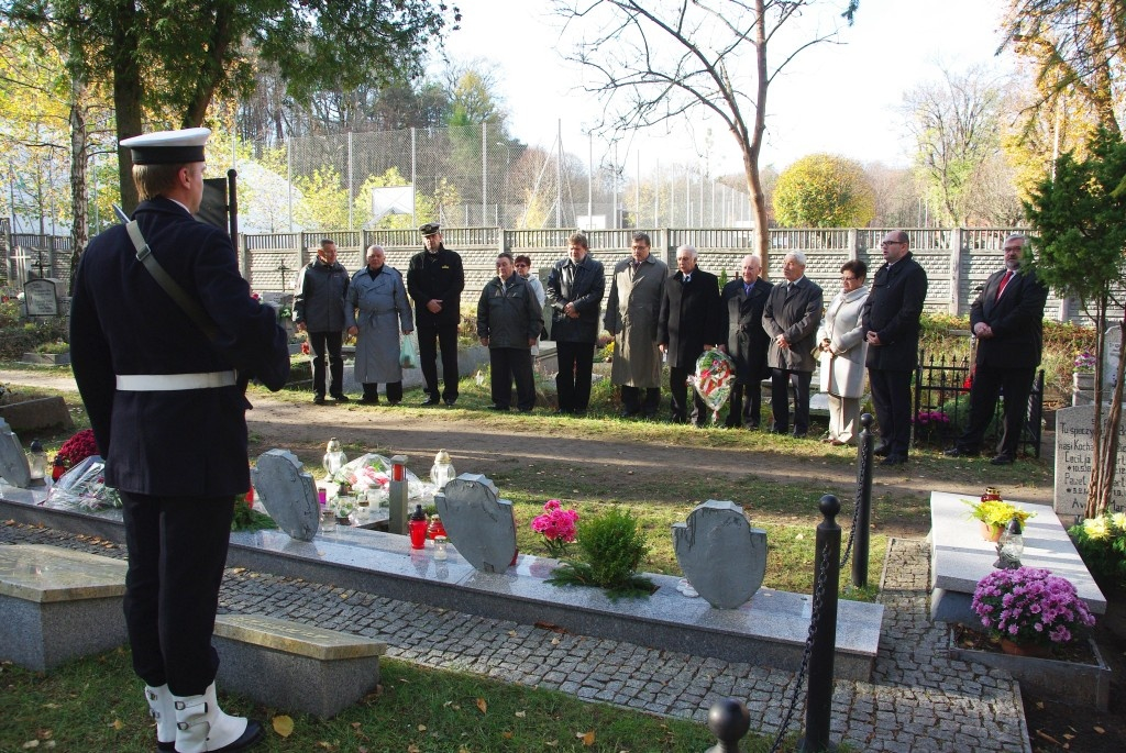 Kwiaty na grobach żołnierzy 1 MPS, ofiar Marszu Śmierci i żołnierzy radzieckich - 31.10.2013