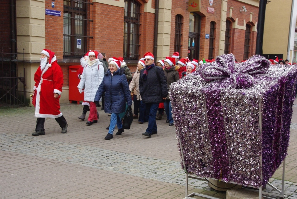 Parada Mikołajkowa turystów-seniorów SWUTW