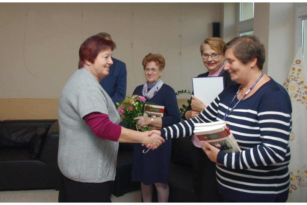 Wystawa haftu kaszubskiego w bibliotece