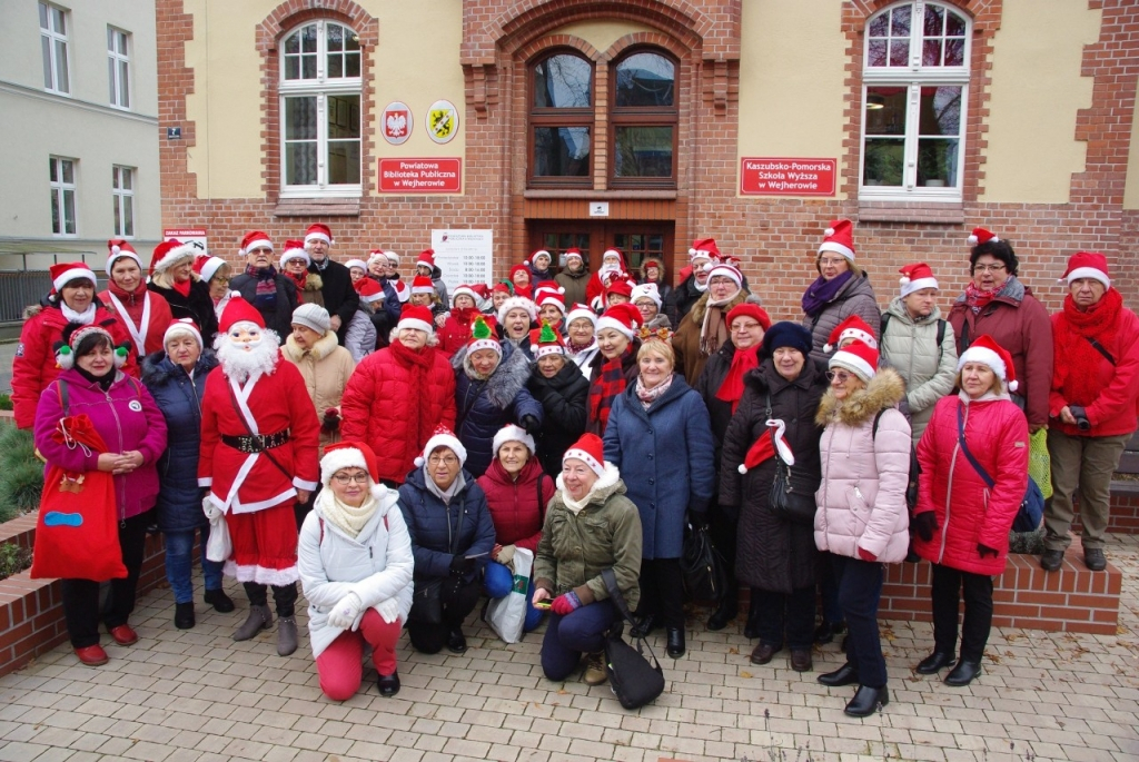 Parada Mikołajkowa turystów-seniorów SWUTW