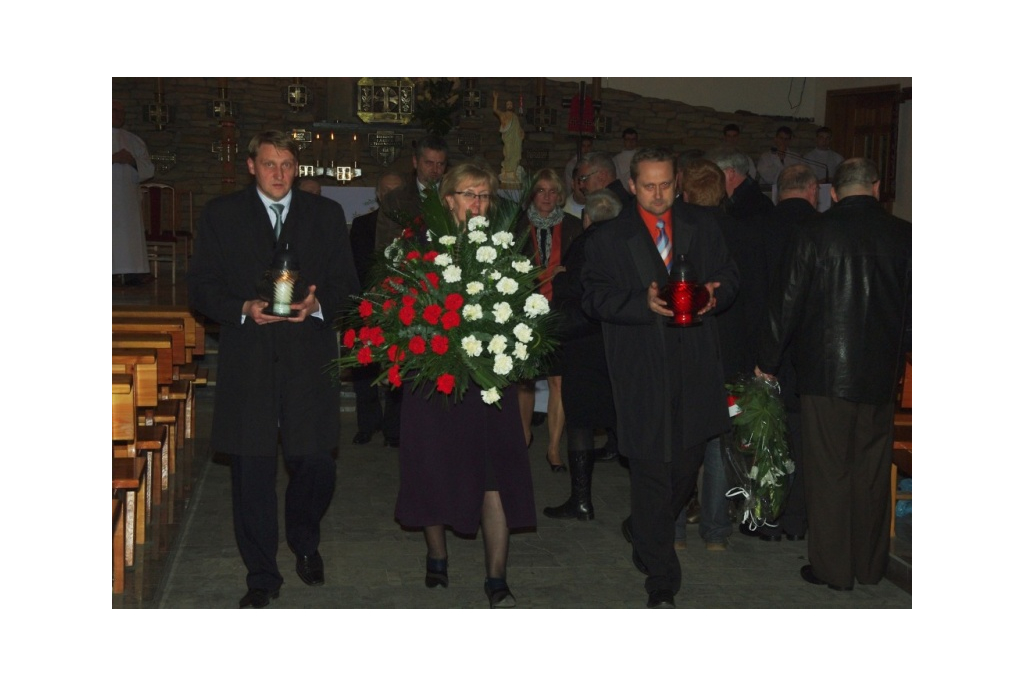 Hołd ofiarom katastrofy smoleńskiej - 10.04.2012