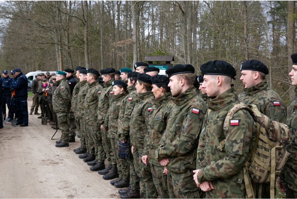 Sadzili drzewa w ramach akcji „Łączą nas drzewa”