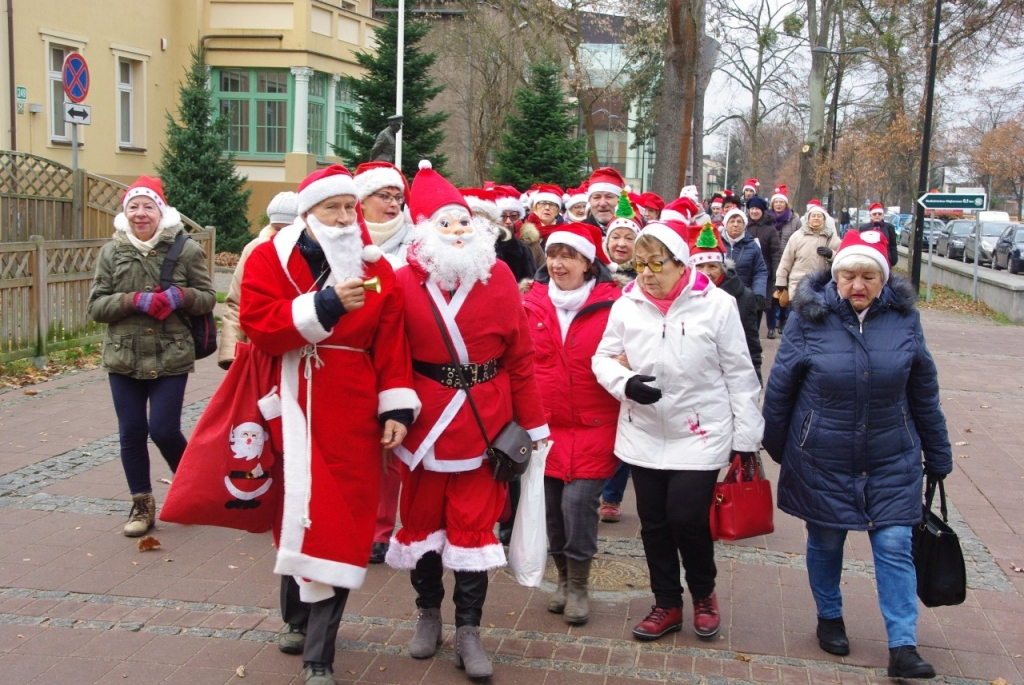 Parada Mikołajkowa turystów-seniorów SWUTW