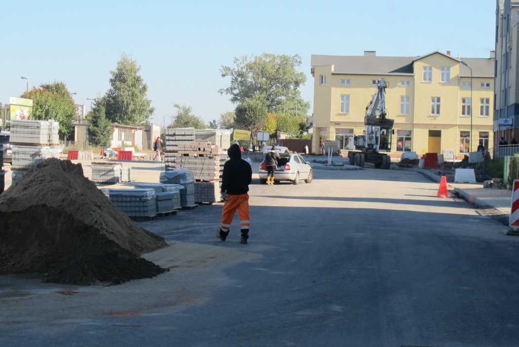 Trwa budowa ronda przy przejeździe na skrzyżowaniu ulic św. Jana, Sienkiewicza i 10 luetgo - 10.10.2013