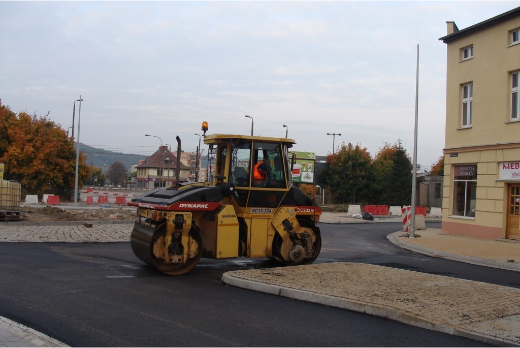 Trwa budowa ronda przy przejeździe na skrzyżowaniu ulic św. Jana, Sienkiewicza i 10 luetgo - 10.10.2013