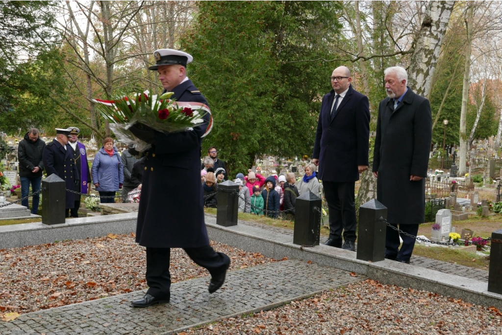 Kwiaty na mogiłach żołnierzy 1 MPS  i Sztutowiaków