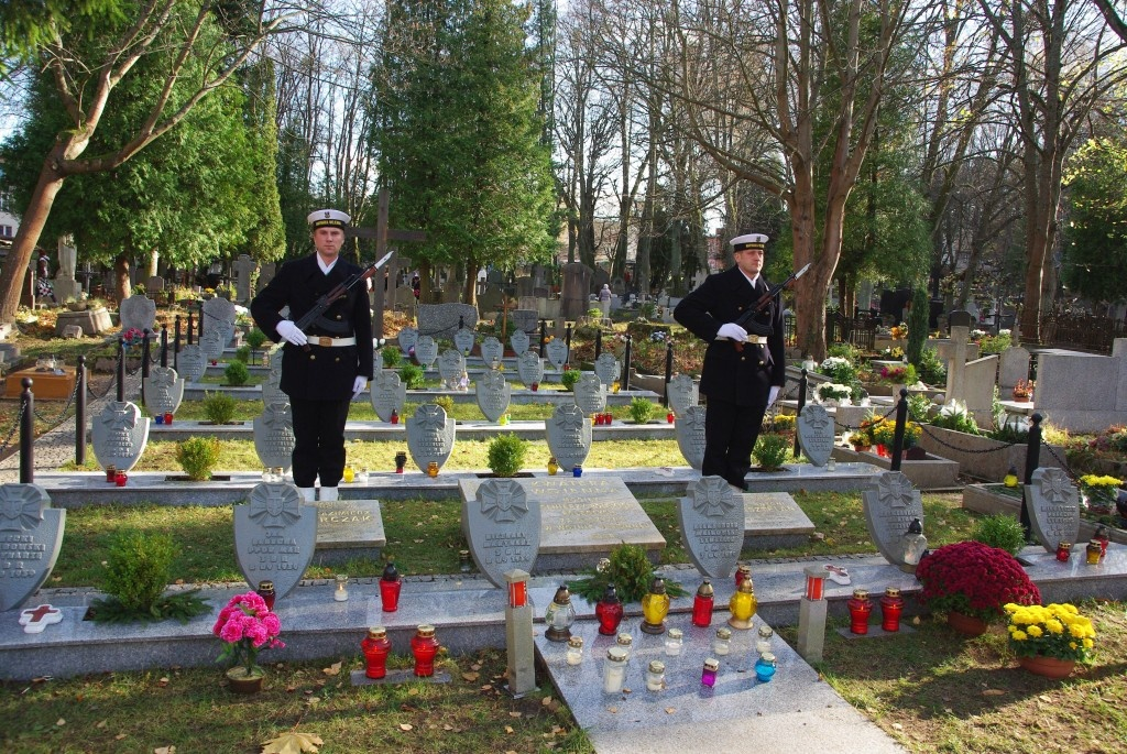 Kwiaty na grobach żołnierzy 1 MPS, ofiar Marszu Śmierci i żołnierzy radzieckich - 31.10.2013