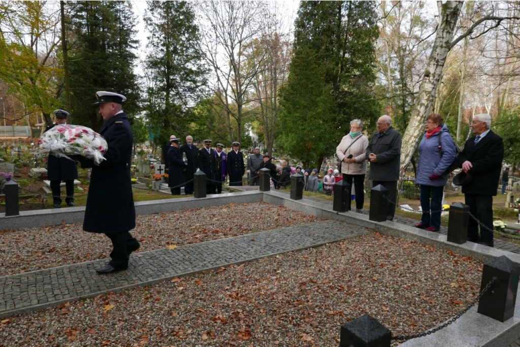 Kwiaty na mogiłach żołnierzy 1 MPS  i Sztutowiaków