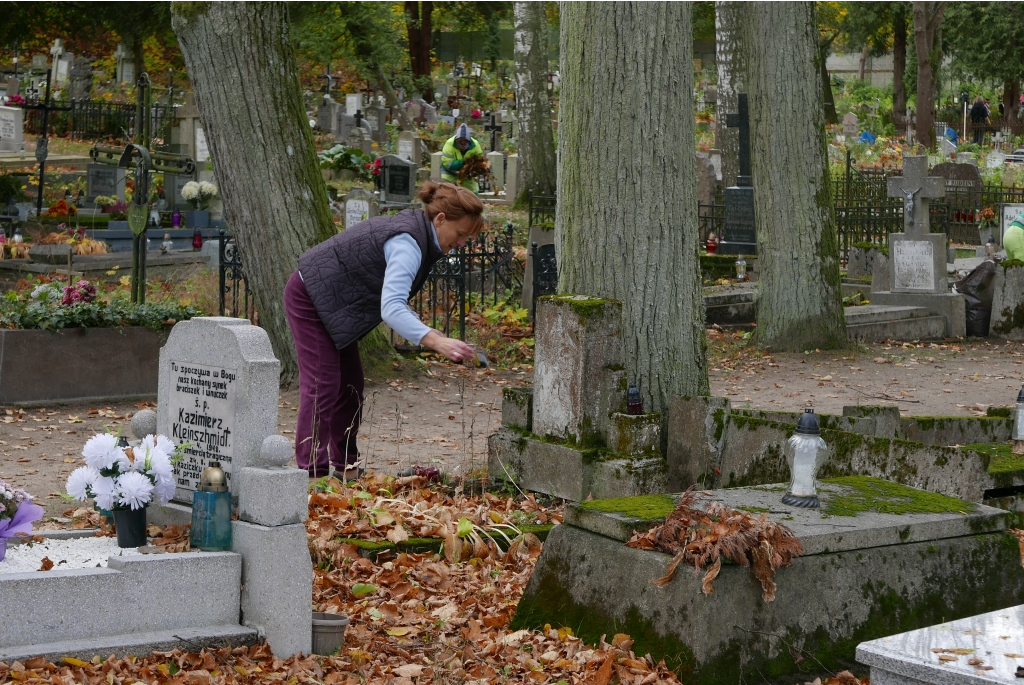 Akcja sprzątania cmentarzy