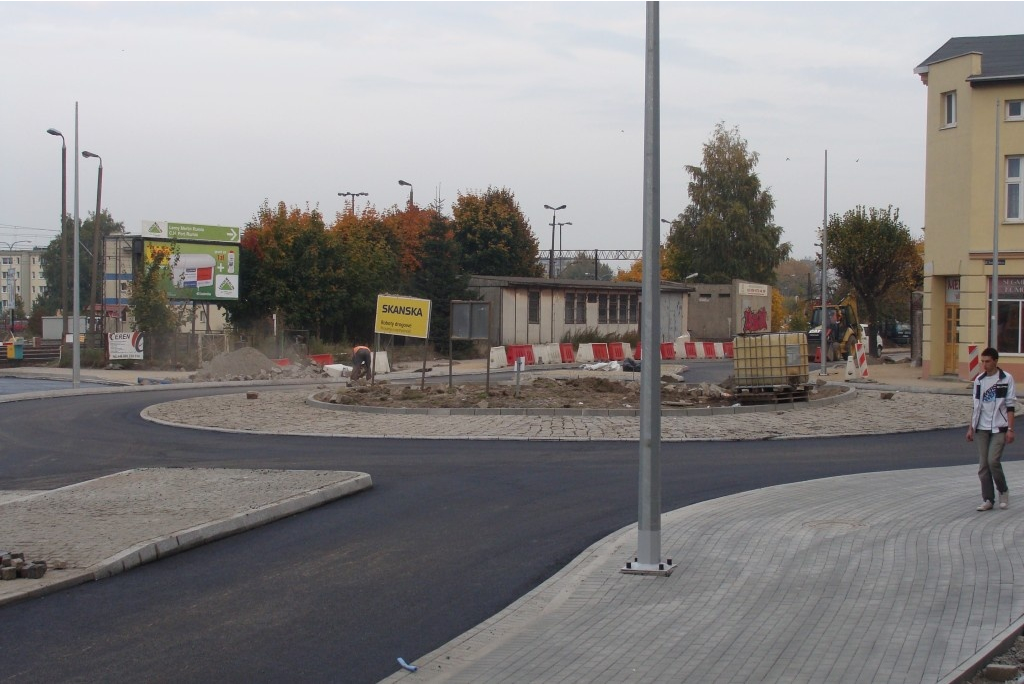 Trwa budowa ronda przy przejeździe na skrzyżowaniu ulic św. Jana, Sienkiewicza i 10 luetgo - 10.10.2013