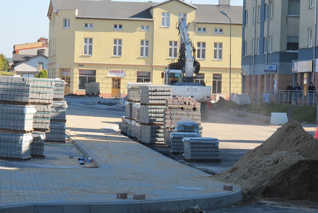 Trwa budowa ronda przy przejeździe na skrzyżowaniu ulic św. Jana, Sienkiewicza i 10 luetgo - 10.10.2013