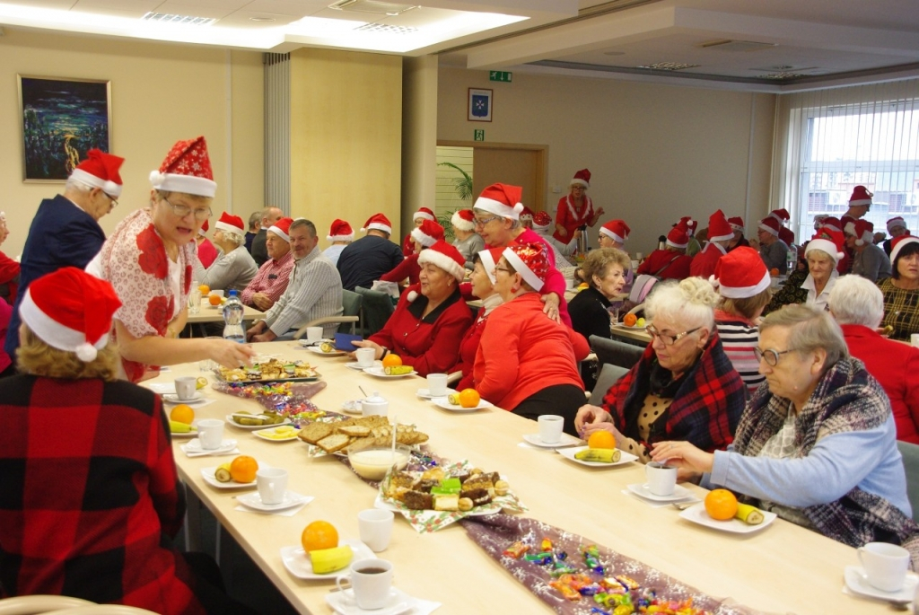 Parada Mikołajkowa turystów-seniorów SWUTW