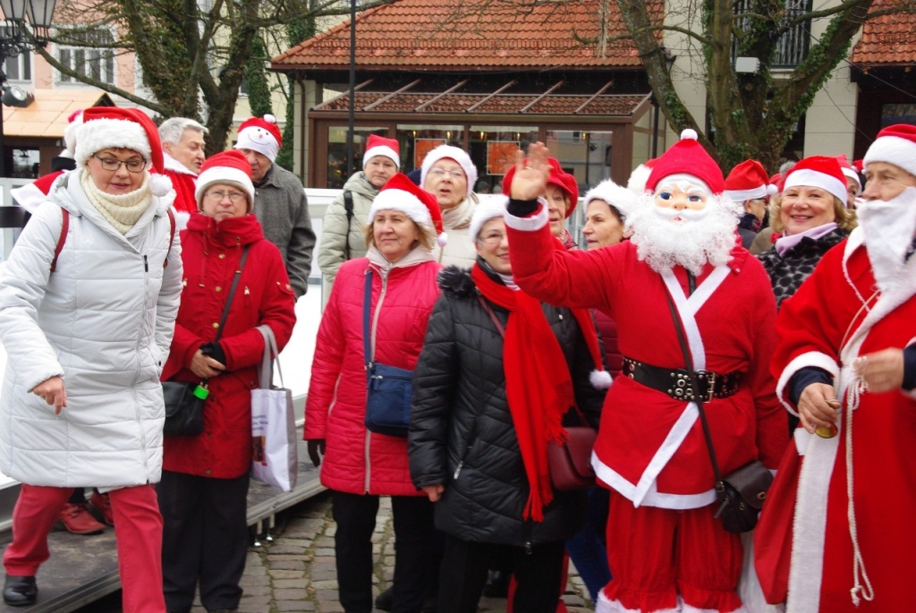 Parada Mikołajkowa turystów-seniorów SWUTW