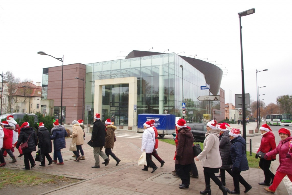 Parada Mikołajkowa turystów-seniorów SWUTW