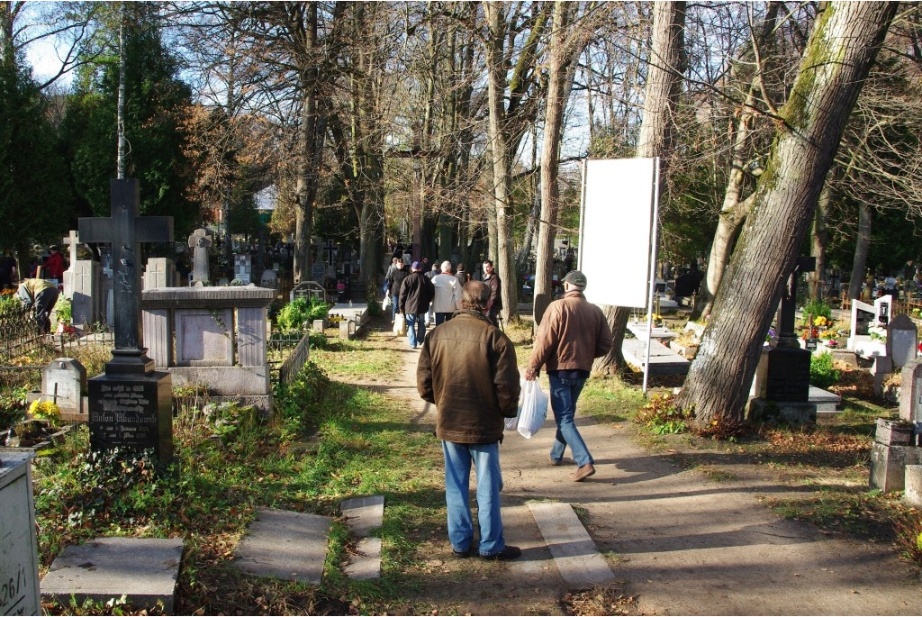 Kwiaty na grobach żołnierzy 1 MPS, ofiar Marszu Śmierci i żołnierzy radzieckich - 31.10.2013