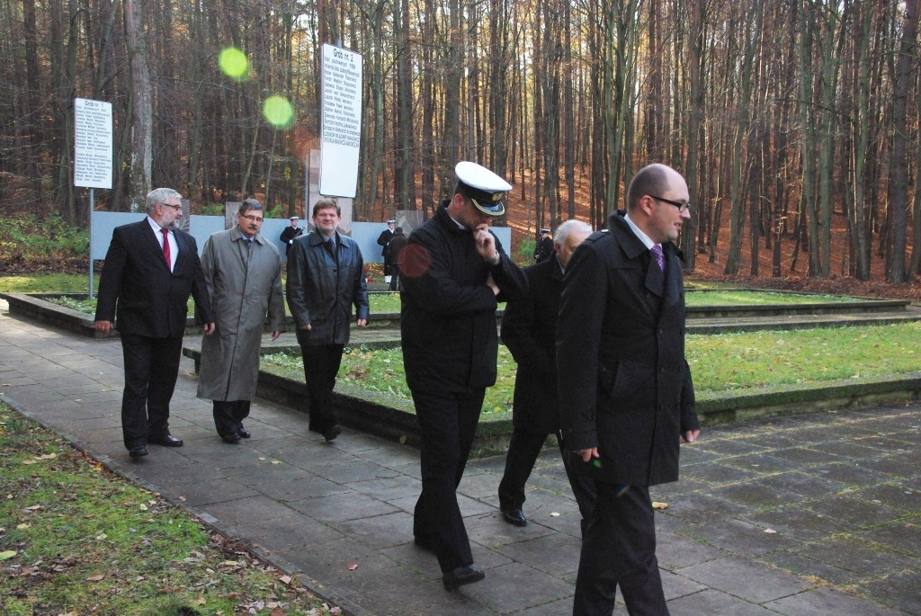 Kwiaty na grobach żołnierzy 1 MPS, ofiar Marszu Śmierci i żołnierzy radzieckich - 31.10.2013