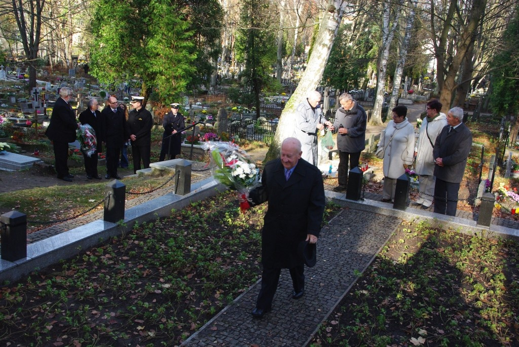 Kwiaty na grobach żołnierzy 1 MPS, ofiar Marszu Śmierci i żołnierzy radzieckich - 31.10.2013