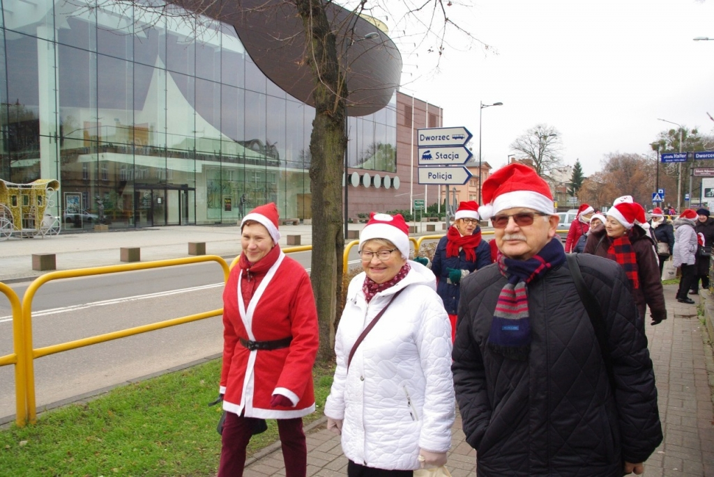 Parada Mikołajkowa turystów-seniorów SWUTW