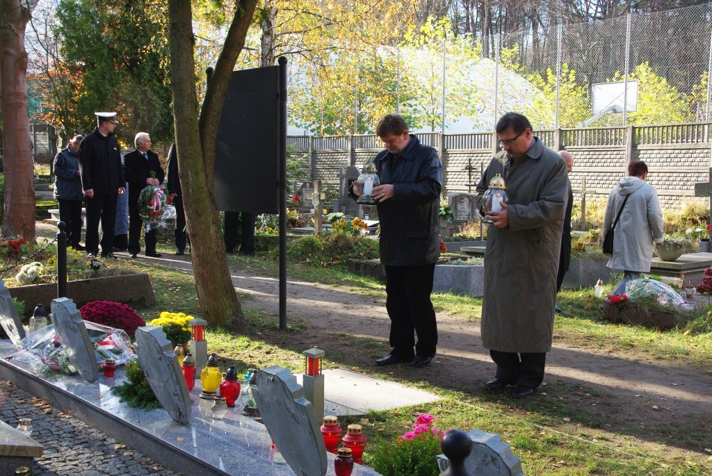 Kwiaty na grobach żołnierzy 1 MPS, ofiar Marszu Śmierci i żołnierzy radzieckich - 31.10.2013