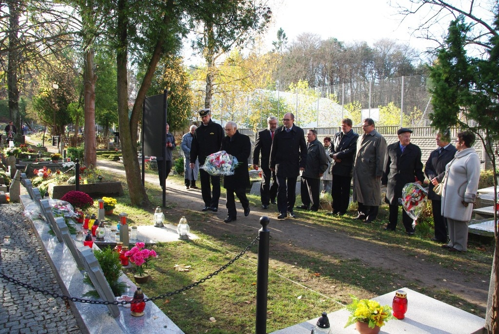 Kwiaty na grobach żołnierzy 1 MPS, ofiar Marszu Śmierci i żołnierzy radzieckich - 31.10.2013