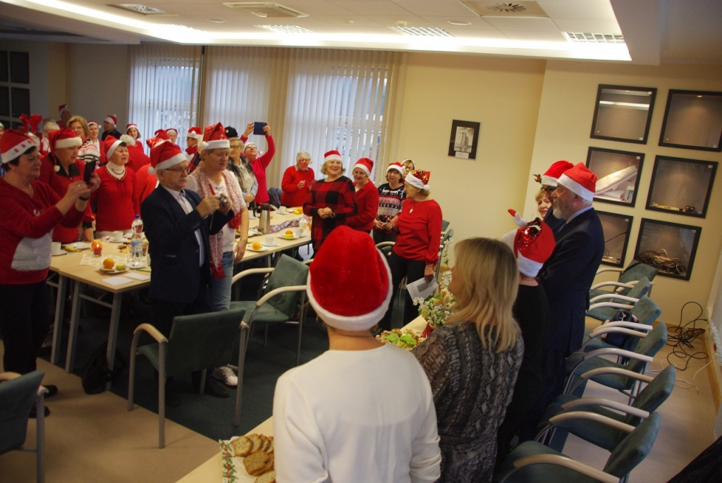 Parada Mikołajkowa turystów-seniorów SWUTW