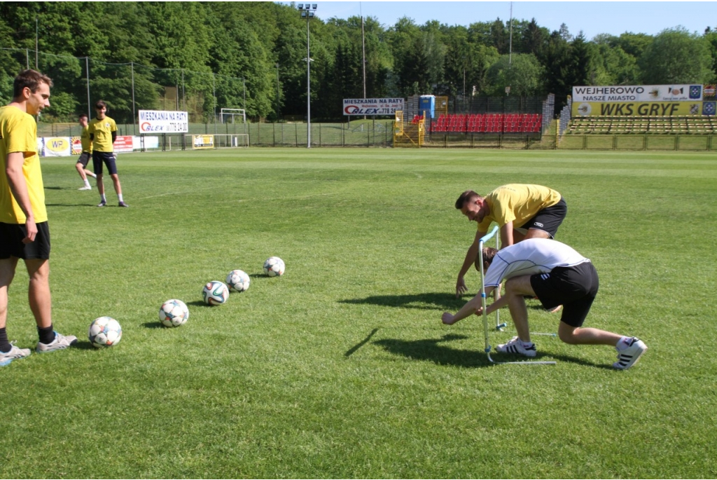 Piłkarze uczyli dzieci autystyczne grać w piłkę