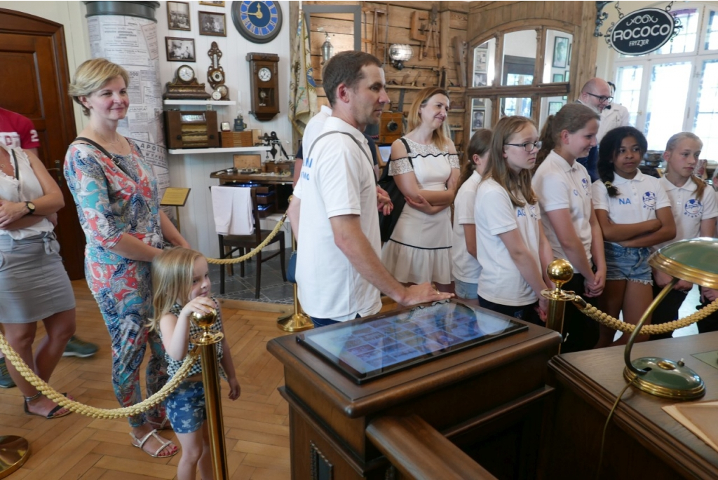 Drużyna dziewcząt U-12 WAPN Błękitne w wejherowskim ratuszu